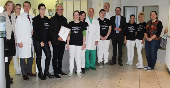 Landrat Thorsten Stolz gratuliert zu 25 Jahre Augenarztpraxisklinik Triangulum